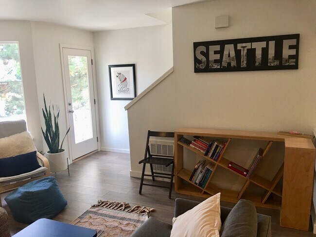 Foto del edificio - Stylish Townhome in Broadview