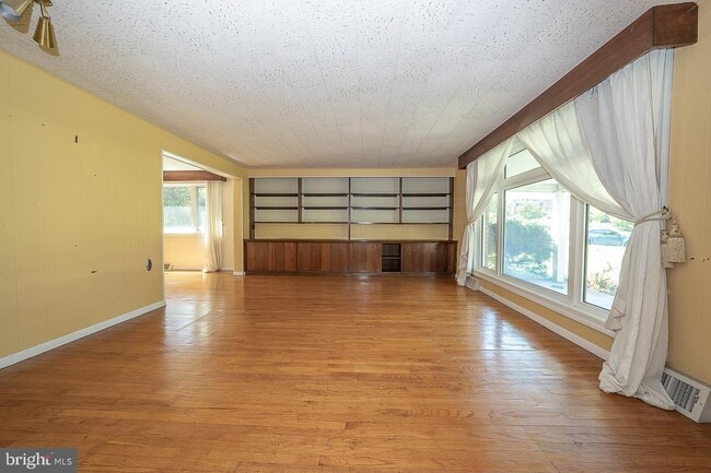 Building Photo - 1395 Varnum Dr