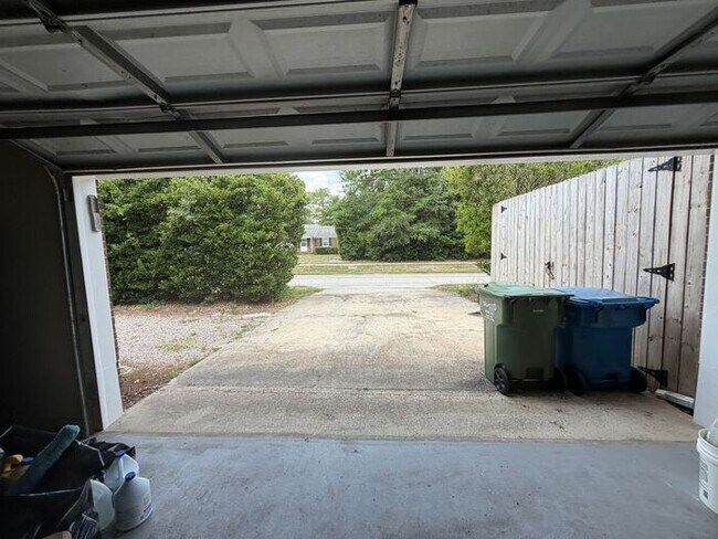 Building Photo - Central Wilmington, popular school districts,2 car garage/RV/Boat parking 3/4 bedroom/fenched/Liv...
