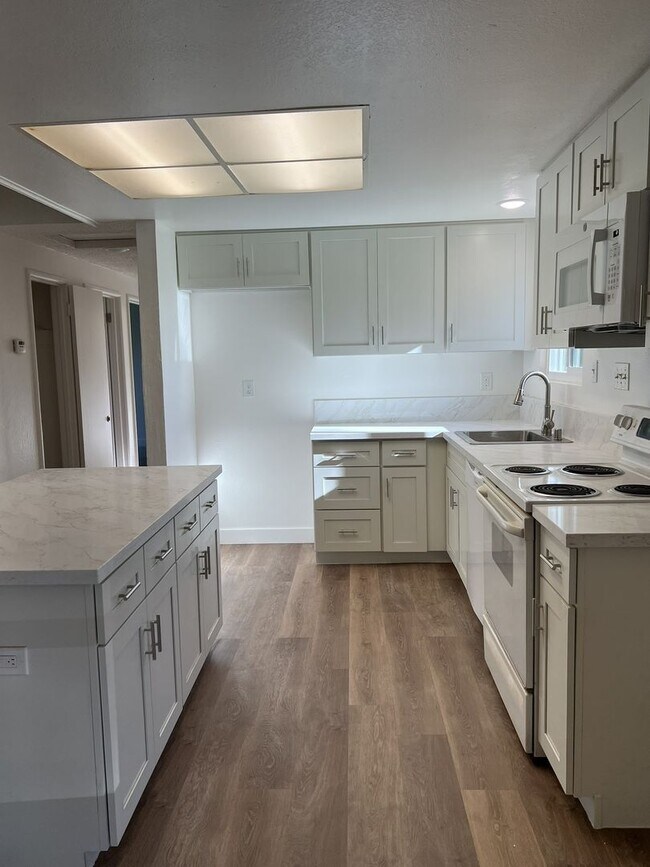 Foto del edificio - STUNNING REMODELED 3 BED HOME IN CARMICHAEL!