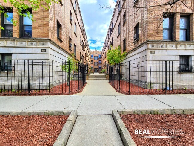 Foto del edificio - 819 W Cornelia Ave