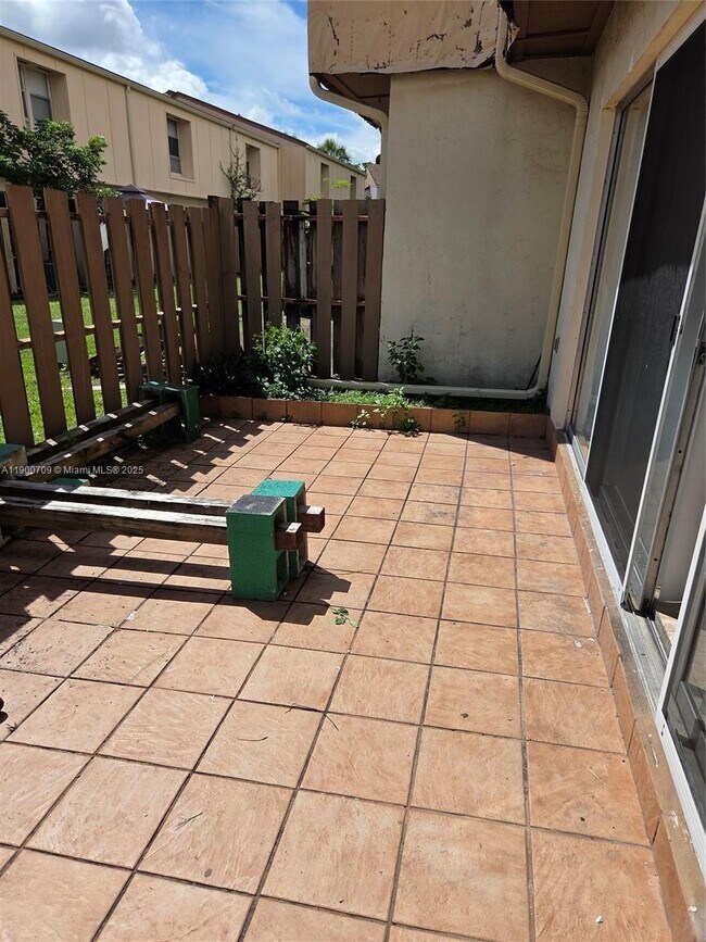 Foto del edificio - 8218 NW 8th Pl