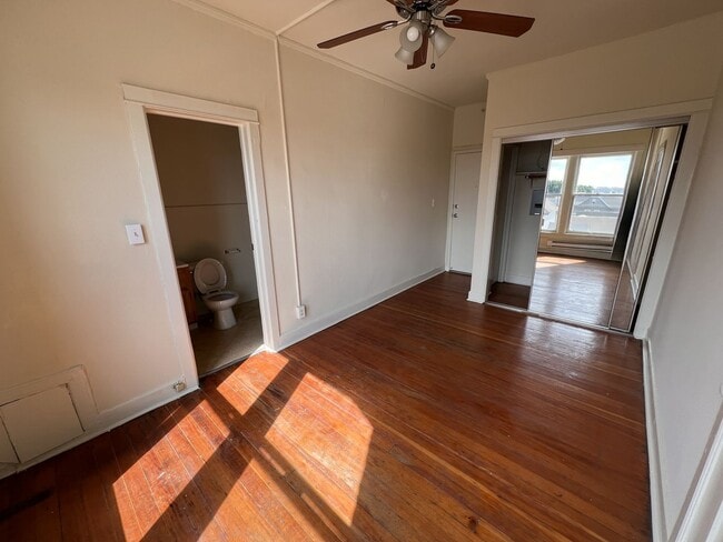 Interior Photo - 2532 Daly St
