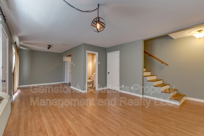 Primary Photo - 550 Harding Pl