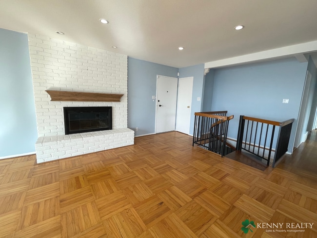 Building Photo - Large Five Bedroom, Three Bathroom with In...