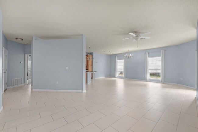 Building Photo - MOVE-IN SPECIAL!