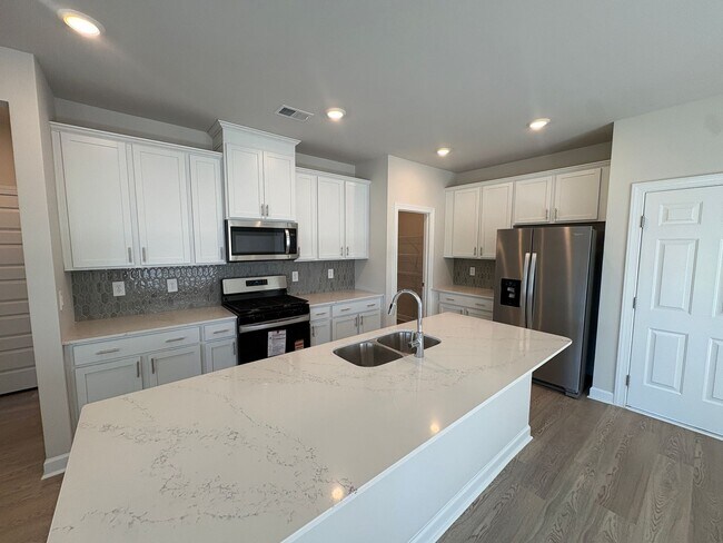Building Photo - Beautiful Home with Space, Comfort & Modern Convenience