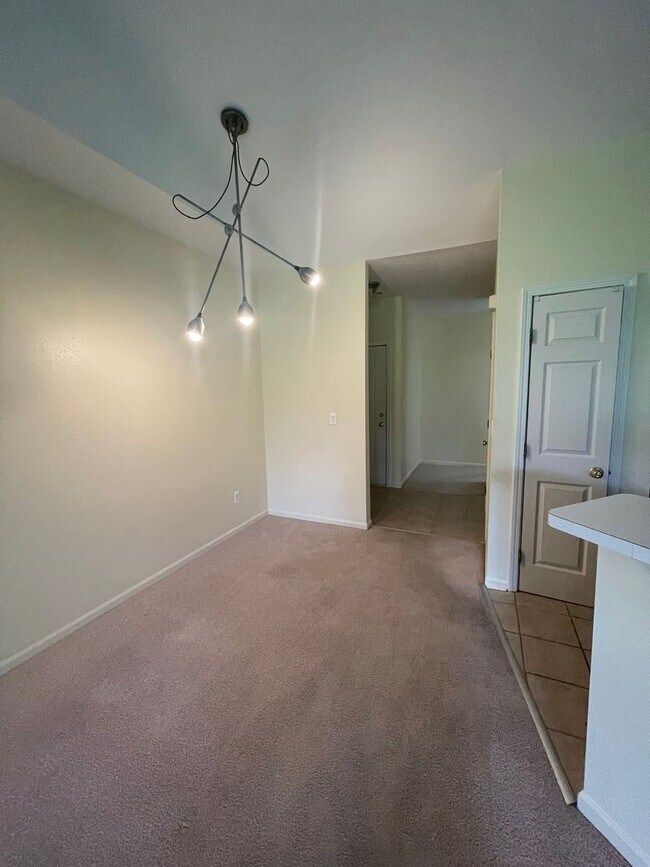 Building Photo - Three Bedroom Condo in Fox Pointe!