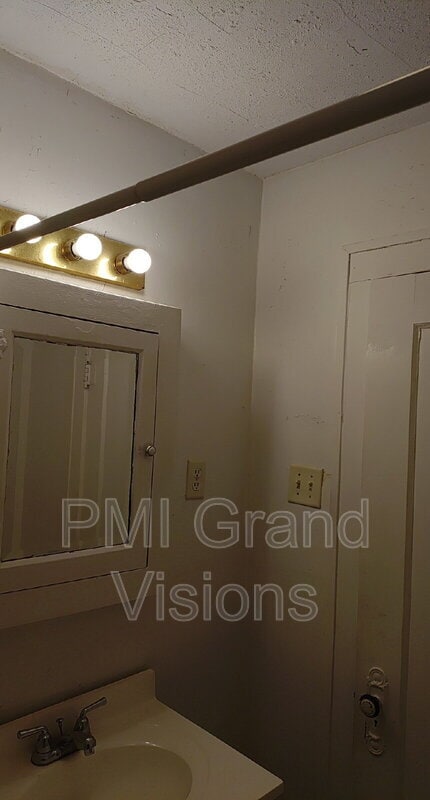 Building Photo - 336 S 19th St