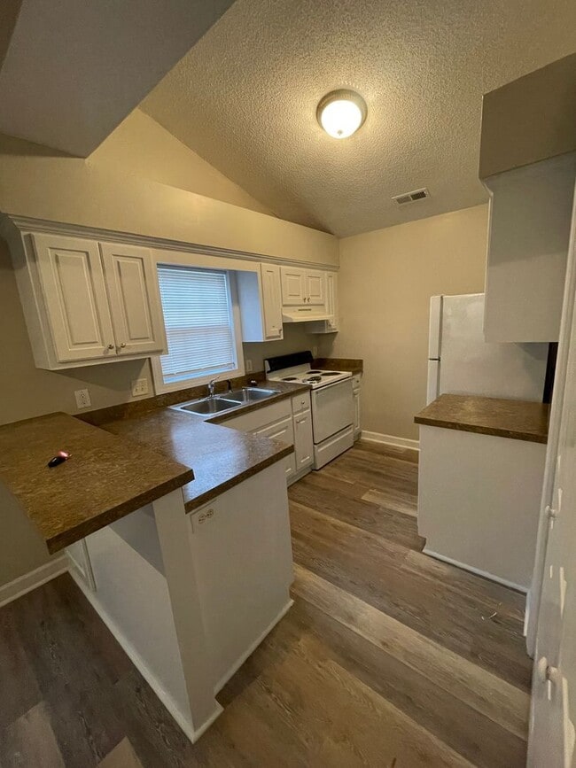 Building Photo - 2416 Winding Creek Dr SW