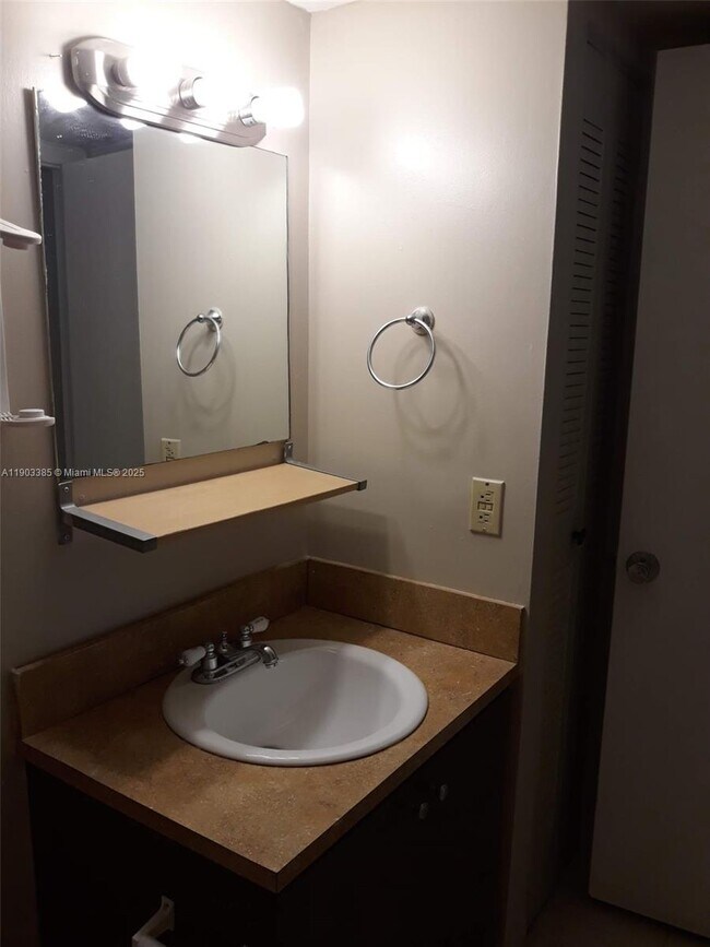 Foto del edificio - 7401 SW 152nd Ave