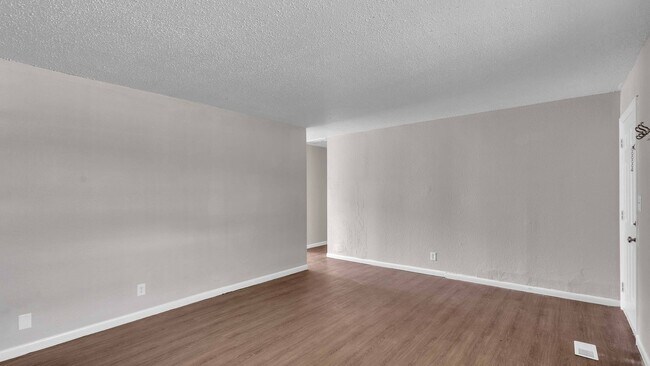 Building Photo - E 11th Ct Duplex