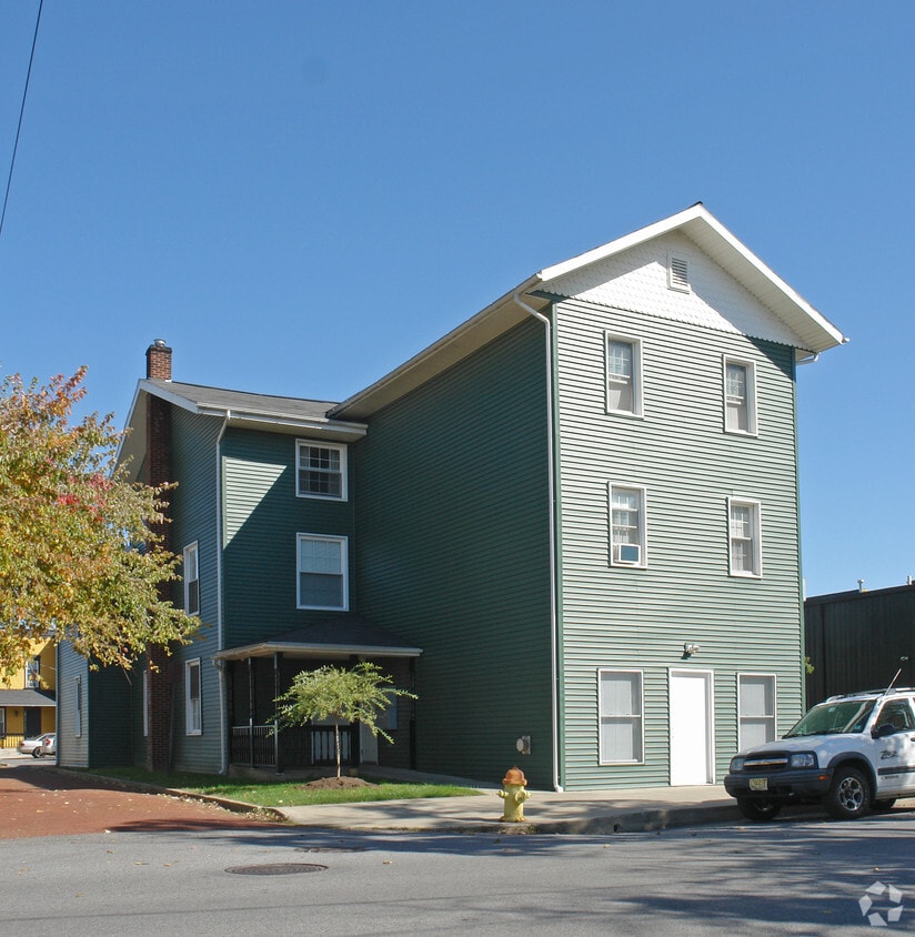 Building Photo - 502 Pine St