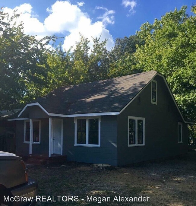 Building Photo - 3 br, 1 bath House - 420 W 10th