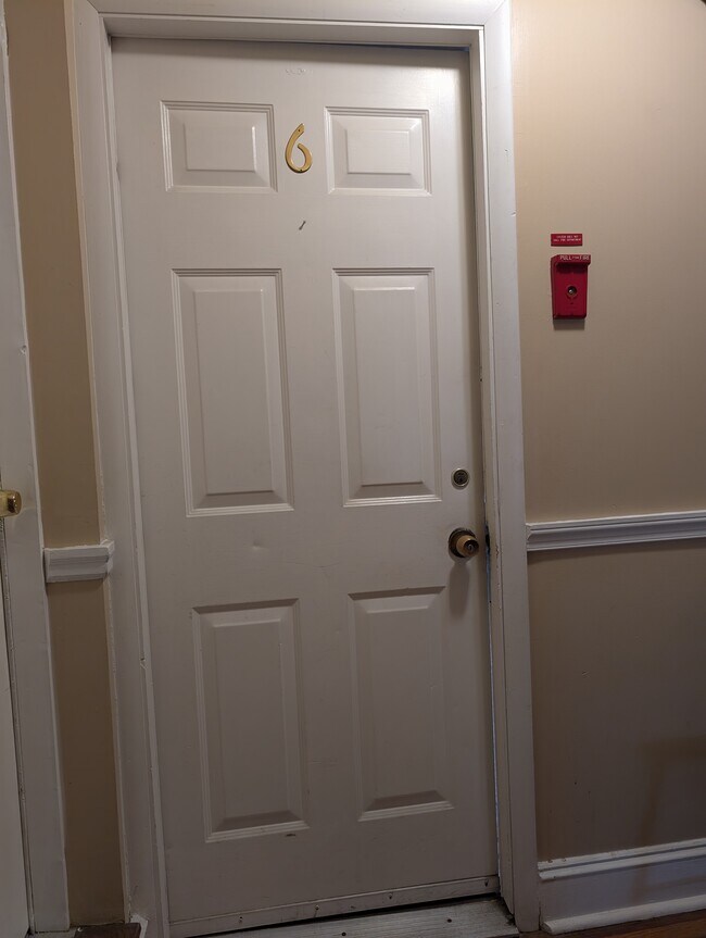 Puerta principal - 3901 James St