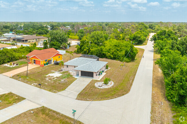 2HAB, 2BA - 1,308 ft² - Poolside in Port Charlotte