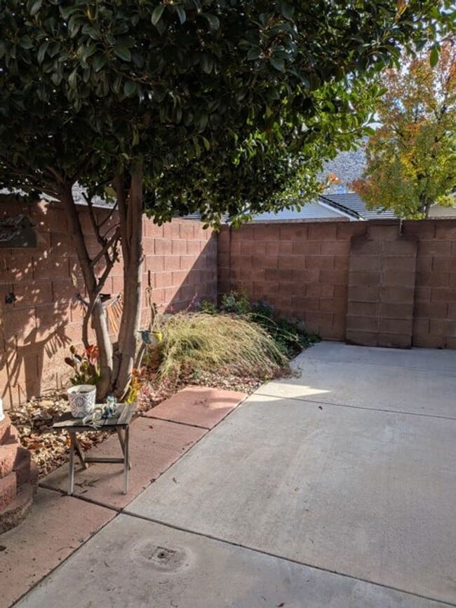 Building Photo - Easy Living! 3 Bedroom Home in St. George