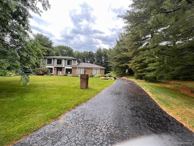 Foto del edificio - 6588 White Pines Dr