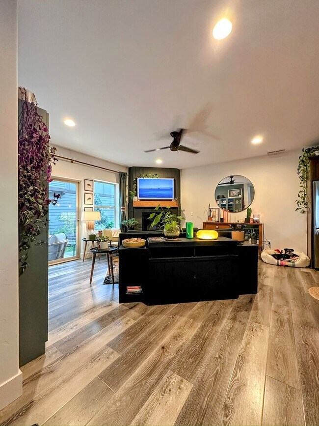 Foto del edificio - Stunning home available in Stone Creek!  Must see the interior!