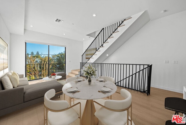 Building Photo - 13841 Burbank Blvd