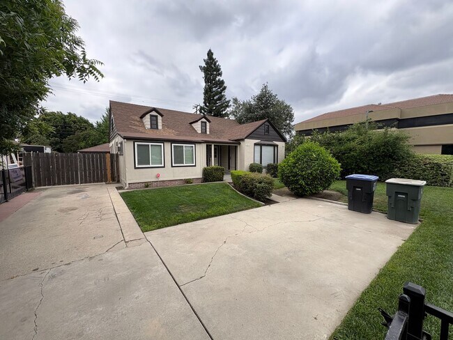 Building Photo - Charming 3 Bedroom, 1 Bath Near Down Town!