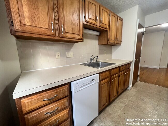 Foto del edificio - 11 Brattle Dr