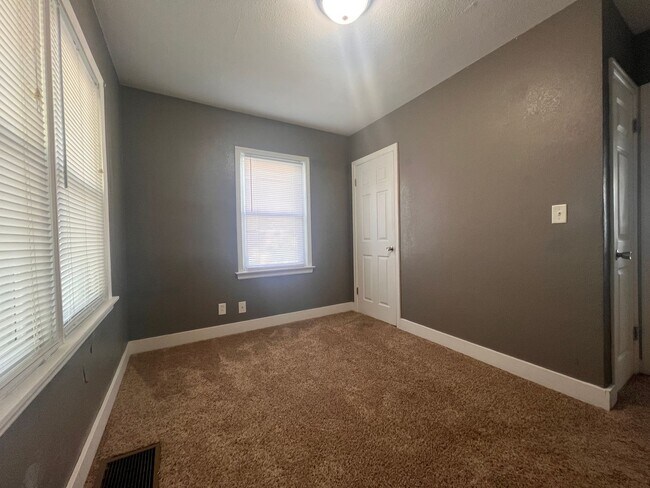 Foto del edificio - Cozy 2 Bed 1 Bath HOUSE w Garage