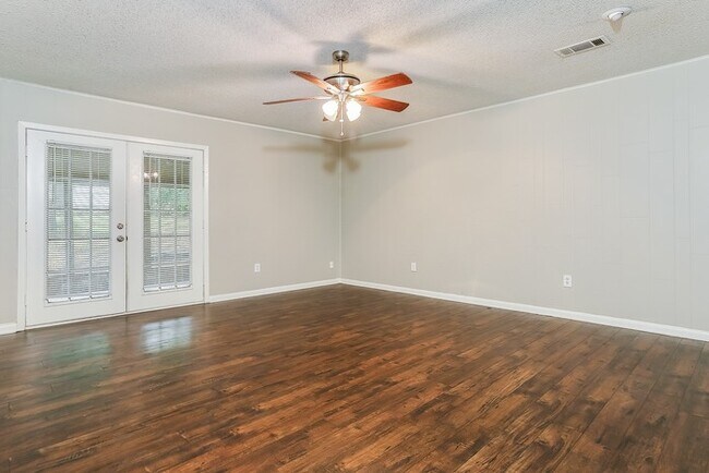 Building Photo - Charming 3 Bedroom with Spacious Backyard ...