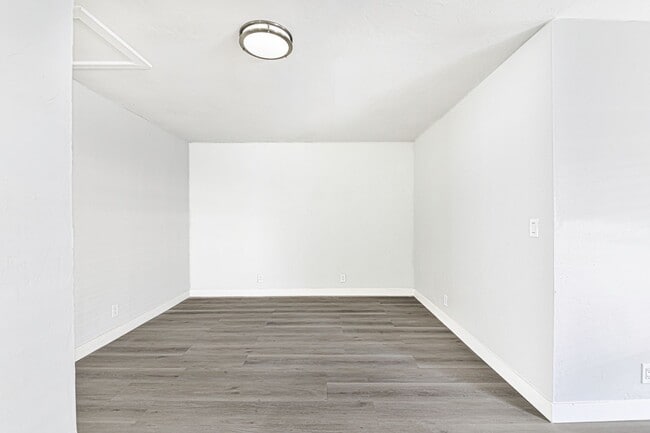Interior Photo - 811 Gardenia Ave