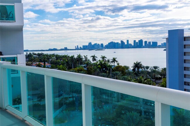 Foto del edificio - 7900 Harbor Island Dr