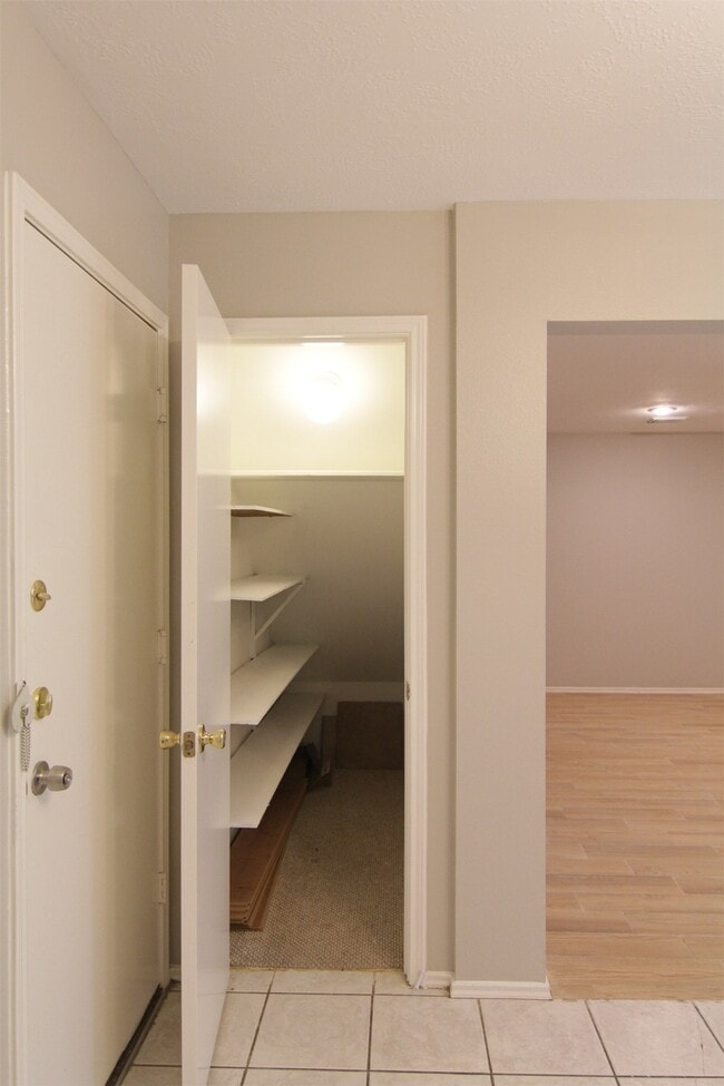 Foto del edificio - 8230 Golf Green Cir