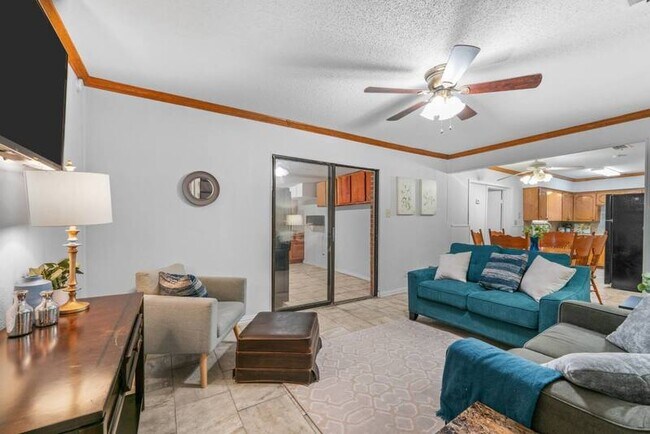 Foto del edificio - 4217 Burning Tree Ln