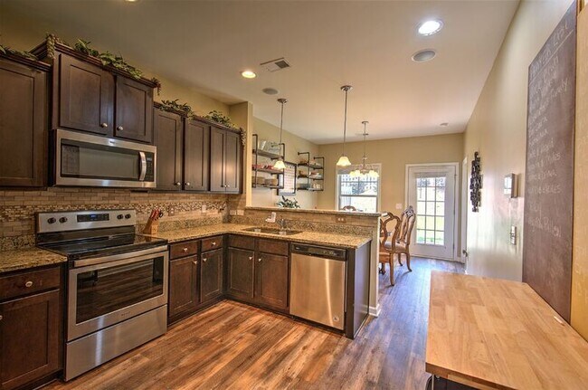 Building Photo - 207 Fern Holw Wy