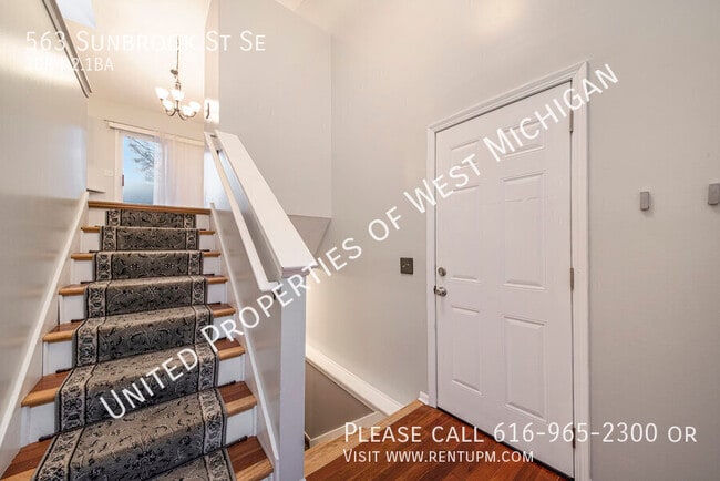 Building Photo - Available Now | 3 bed 2.5 bath single-fami...