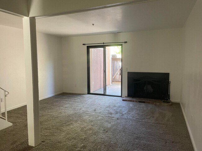 Foto del edificio - 2 Bedroom 1.5 bath Townhome!
