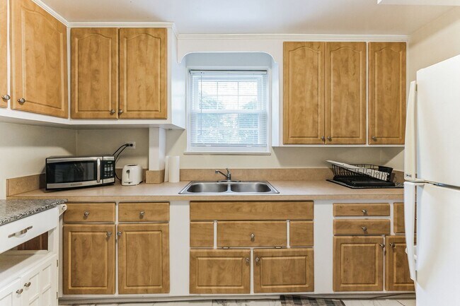 Building Photo - Charming fully furnished 1 bd/1bth lower-l...