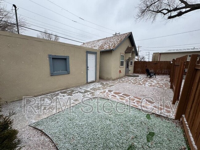 Foto del edificio - 512-512 1/2 W 10th St