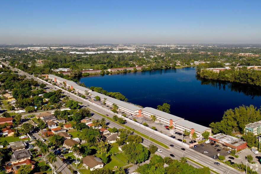 New Castle Lake - Waterfront Apartments