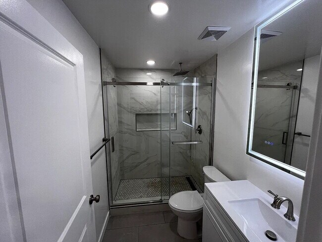 Foto del edificio - beautiful completely redone property ready to accept long term tenants