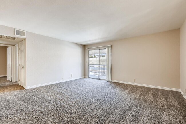 Foto del edificio - Very SPACIOUS 2nd Story 2 Bedroom Condo near the Strip!