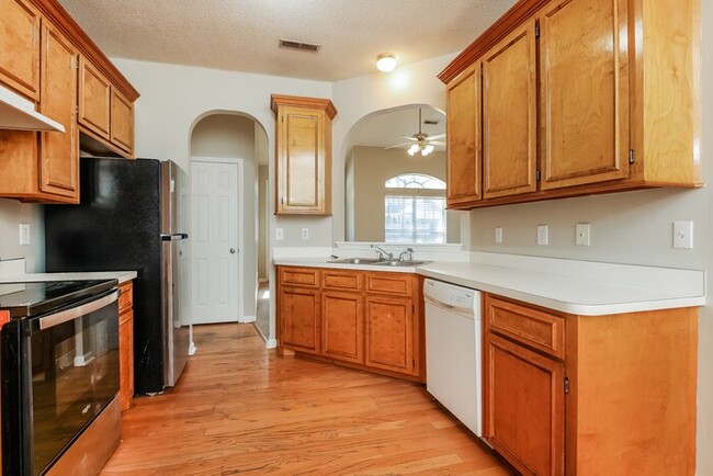 Building Photo - 119 Round Table Ln