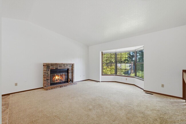 Foto del edificio - Sweet and spacious home in Beaverton with a garage and large fenced yard available now!