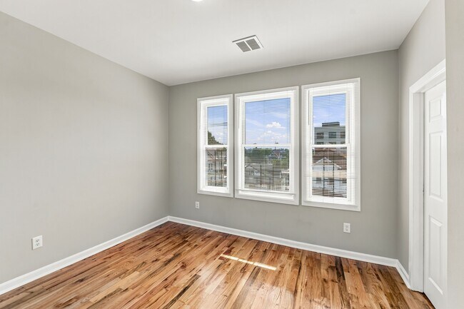 Foto del edificio - 422 Woodside Ave