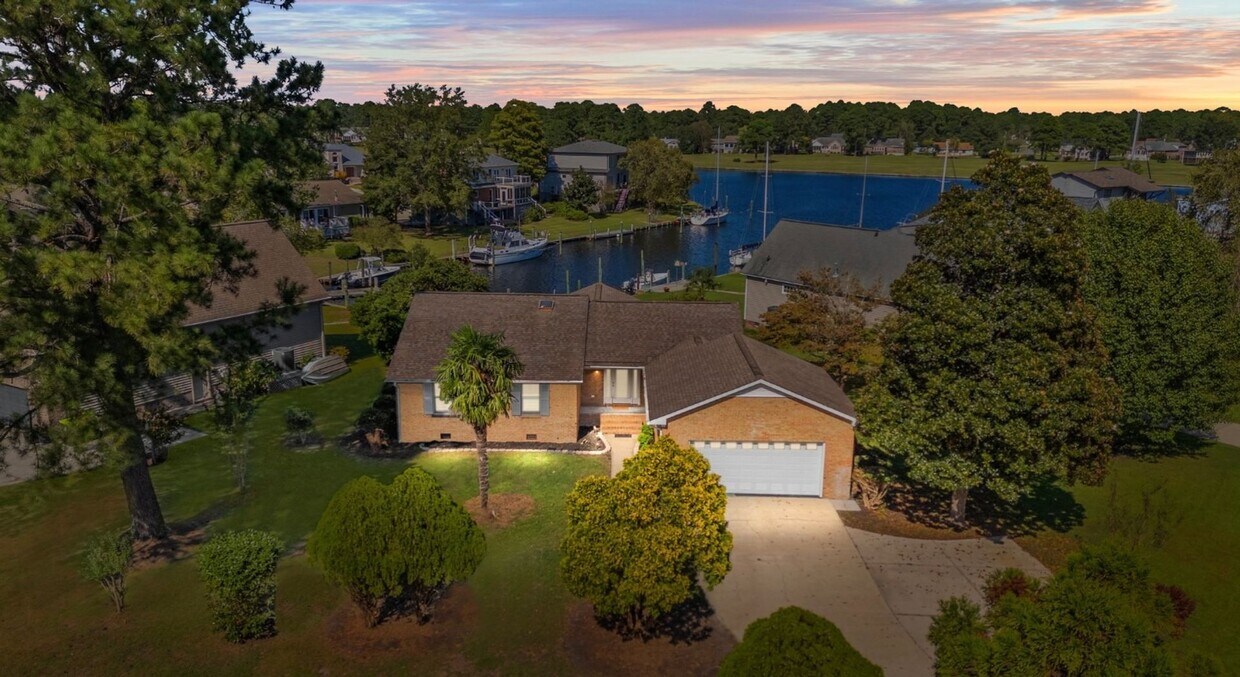 Foto principal - Waterfront Stunner! 3 BR/2 BA + Boat Dock/...