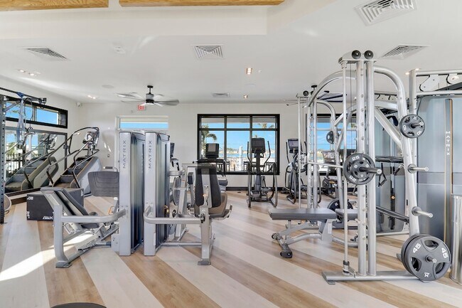 Foto del edificio - 6545 Cloverdale Ave