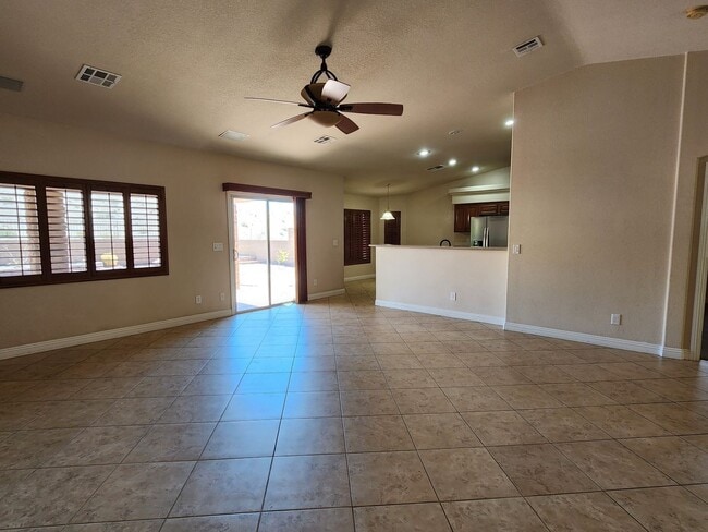 Building Photo - Large single story Home