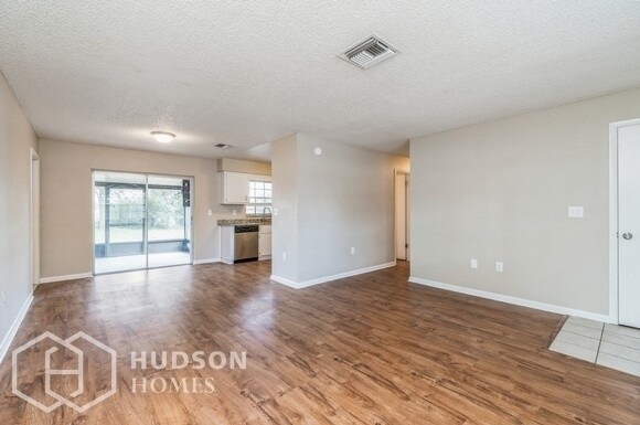 Foto del edificio - GET 1ST FULL MONTH FREE! - 2701 Lakewood L...