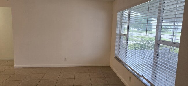 Foto del edificio - 114 Leisureville Blvd