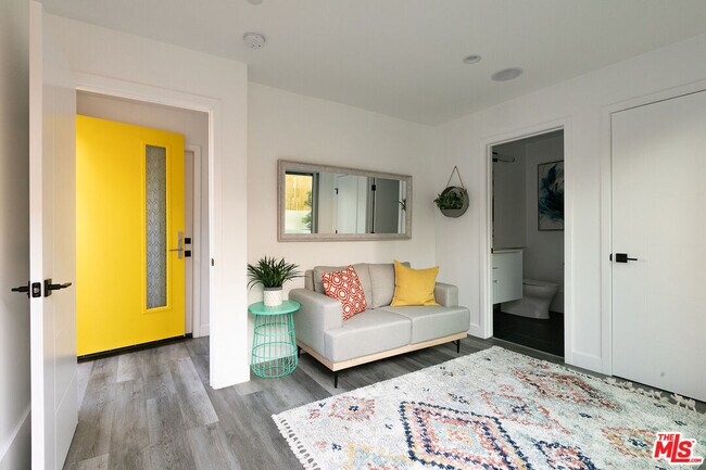 Building Photo - 423 S Wilton Pl