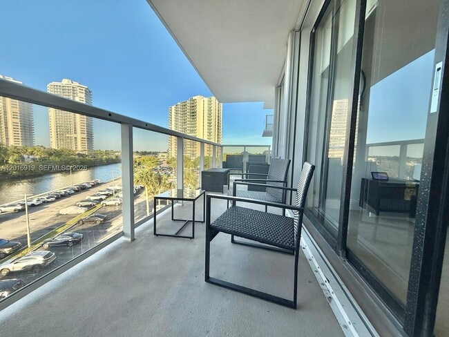 Foto del edificio - 3701 N Country Club Dr